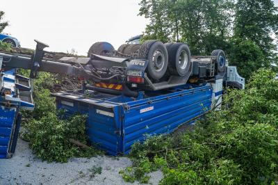 Oberstenfeld: LKW kommt von der Fahrbahn ab und landet auf dem Dach